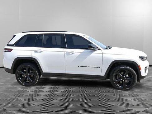 Used 2023 Jeep Grand Cherokee Altitude AWD/4WD image 8