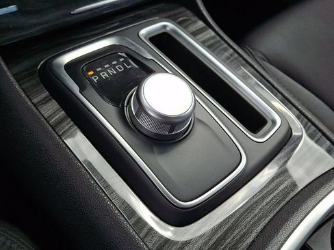 Used 2018 Chrysler 300 Touring RWD image 15