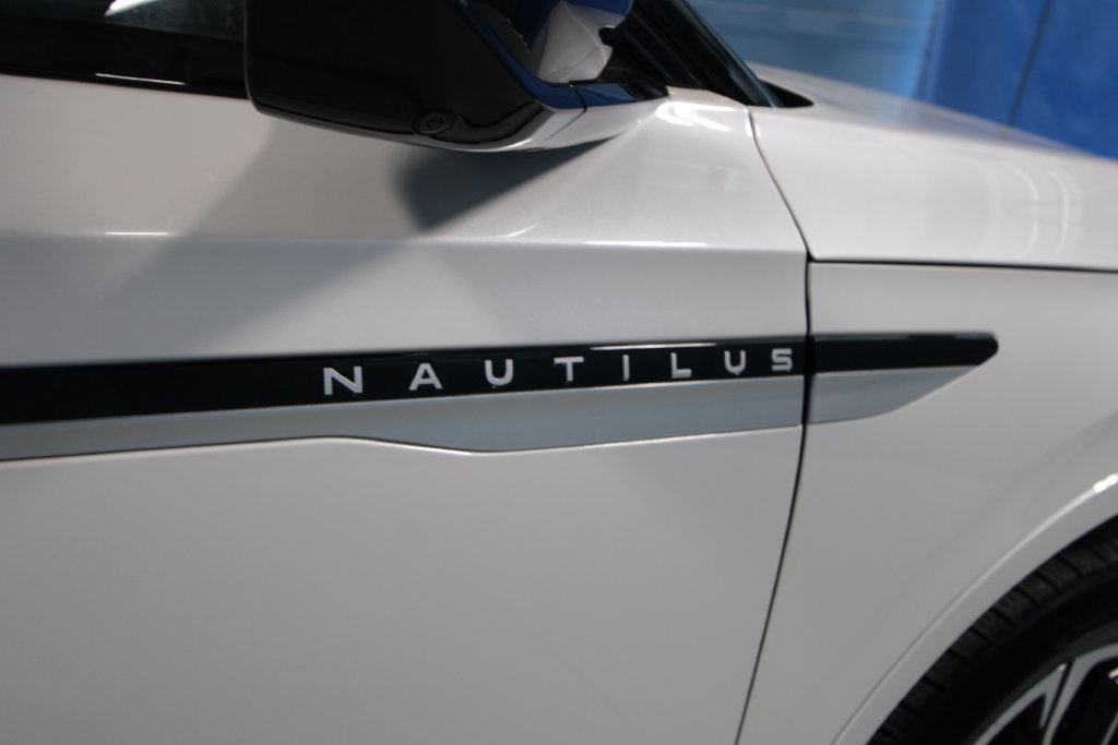 Used 2025 Lincoln Nautilus Reserve AWD/4WD image 44