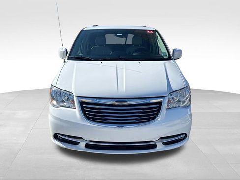 Used 2015 Chrysler Town & Country Touring image 2