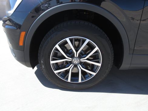 Used 2020 Volkswagen Tiguan SE FWD image 4