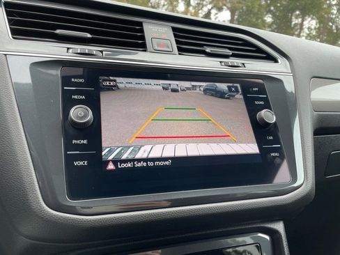 Used 2022 Volkswagen Tiguan SE w/ Panoramic Sunroof Package image 18