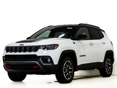 Used 2025 Jeep Compass Trailhawk AWD/4WD image 3