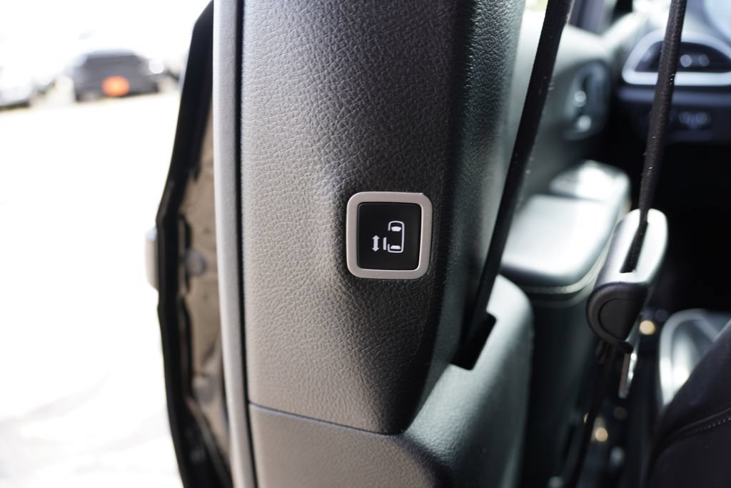 Used 2025 Chrysler Pacifica Limited FWD image 22