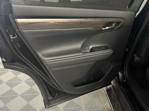 Used 2024 Toyota Highlander Platinum FWD image 25
