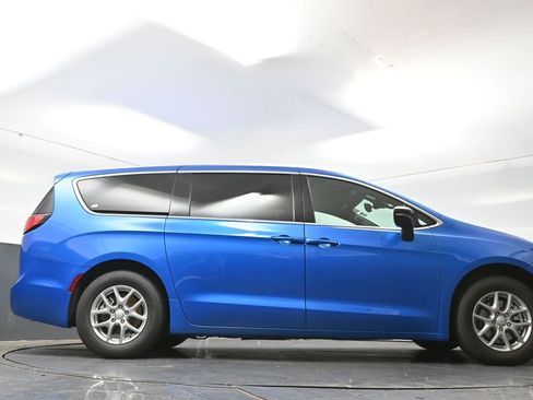 New 2027 Chrysler Pacifica Select FWD image 40
