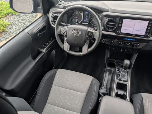 Used 2022 Toyota Tacoma TRD Sport w/ Technology Package AWD/4WD image 11