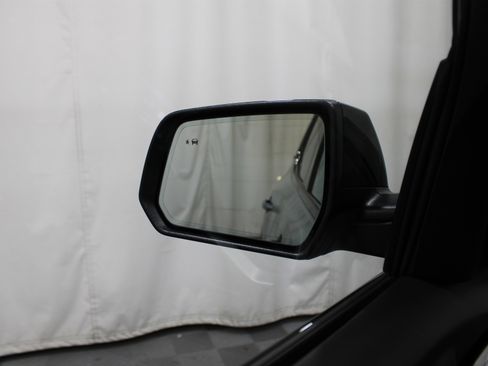 Used 2023 GMC Acadia SLT w/ Elevation Edition image 13