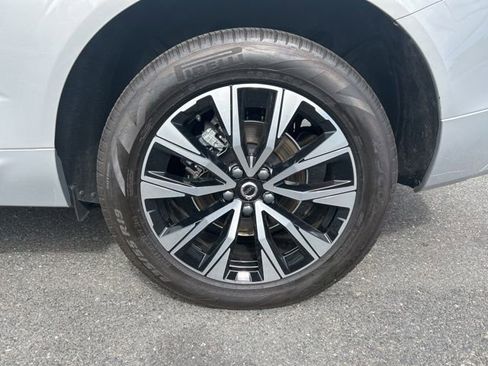 Certified 2025 Volvo XC60 B5 Plus w/ Climate Package AWD/4WD image 9