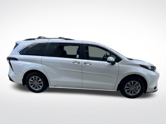 Used 2026 Toyota Sienna XLE FWD image 8