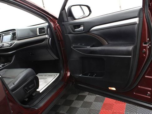 Used 2017 Toyota Highlander XLE image 26