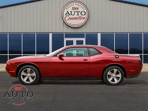 Used 2020 Dodge Challenger SXT image 4