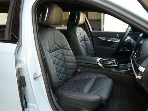 Used 2024 BMW 740i RWD image 10