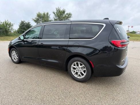 Used 2024 Chrysler Pacifica Touring-L FWD image 2