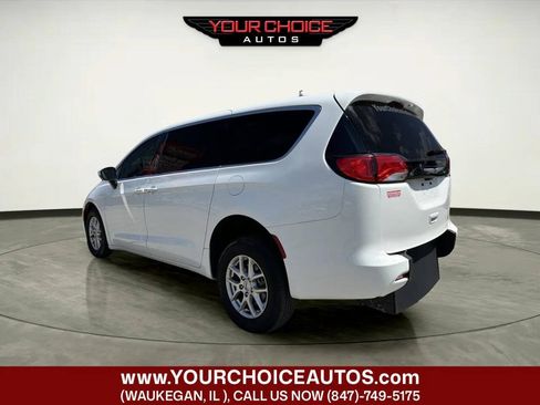 Used 2022 Chrysler Voyager LX FWD image 4