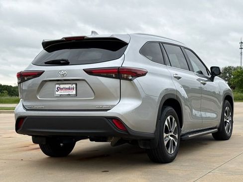 Used 2024 Toyota Highlander XLE AWD/4WD image 8