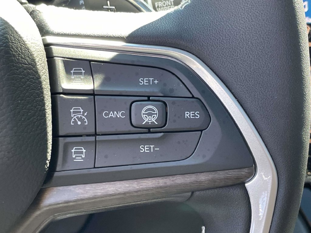 New 2026 Jeep Grand Cherokee Limited w/ Limited Altitude Package AWD/4WD image 32