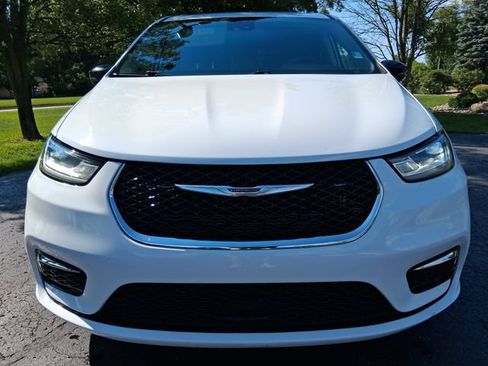 Used 2024 Chrysler Pacifica Touring-L FWD image 2