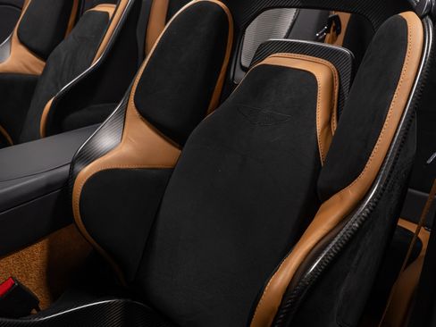 Used 2024 Aston Martin DB12 Convertible image 42