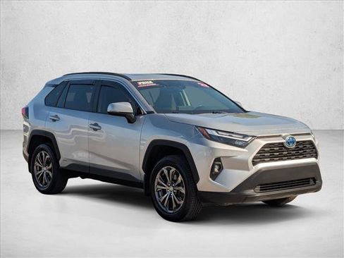 Used 2022 Toyota RAV4 XLE Premium image 3
