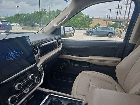 Used 2024 Ford Expedition Limited image 10