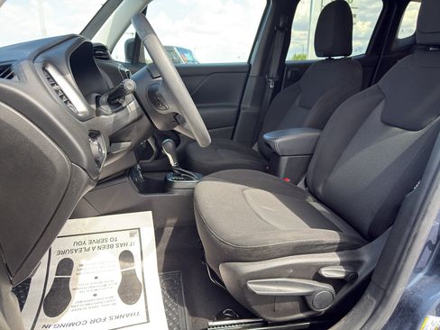 Used 2023 Jeep Renegade Latitude w/ Sun & Fun Group AWD/4WD image 9