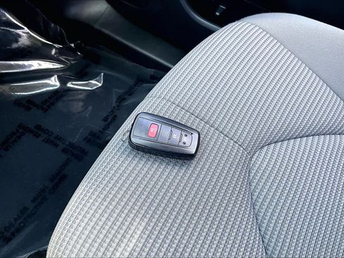 Used 2022 Toyota Highlander LE AWD/4WD image 14