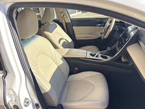 Used 2020 Toyota Avalon Limited image 33