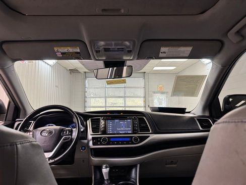 Used 2019 Toyota Highlander XLE FWD image 19