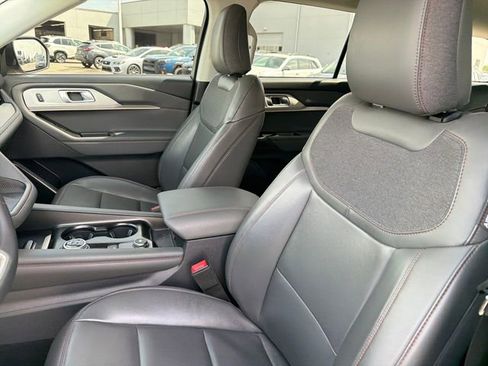 Used 2025 Ford Explorer Active w/ Active Comfort Package RWD image 17