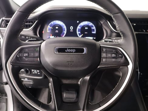 Used 2025 Jeep Grand Cherokee Altitude image 3