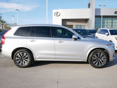 Used 2022 Volvo XC90 T6 Momentum w/ Protection Package image 11