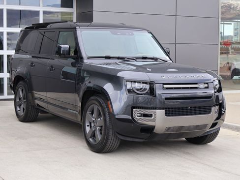 Used 2025 Land Rover Defender 130 X-Dynamic SE image 3