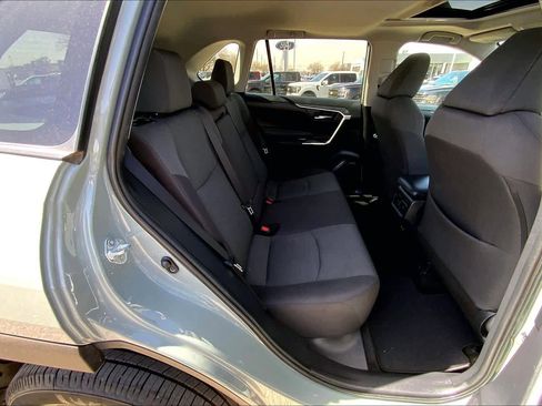 Used 2021 Toyota RAV4 XLE w/ Convenience Package image 19