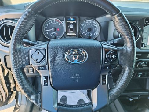 Used 2021 Toyota Tacoma TRD Off-Road w/ Technology Package AWD/4WD image 17