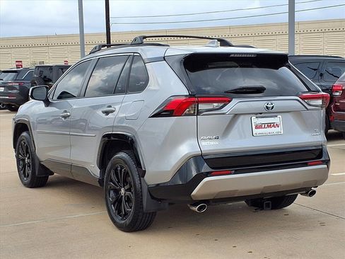 Used 2022 Toyota RAV4 SE image 2