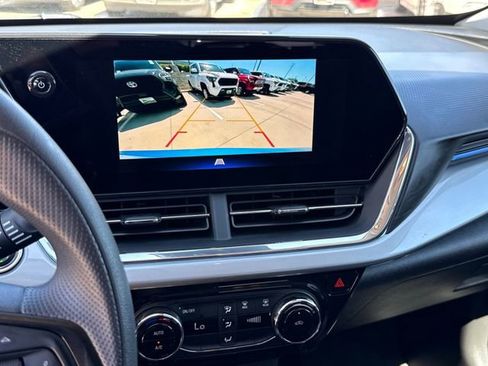Used 2025 Chevrolet Trax LT image 22