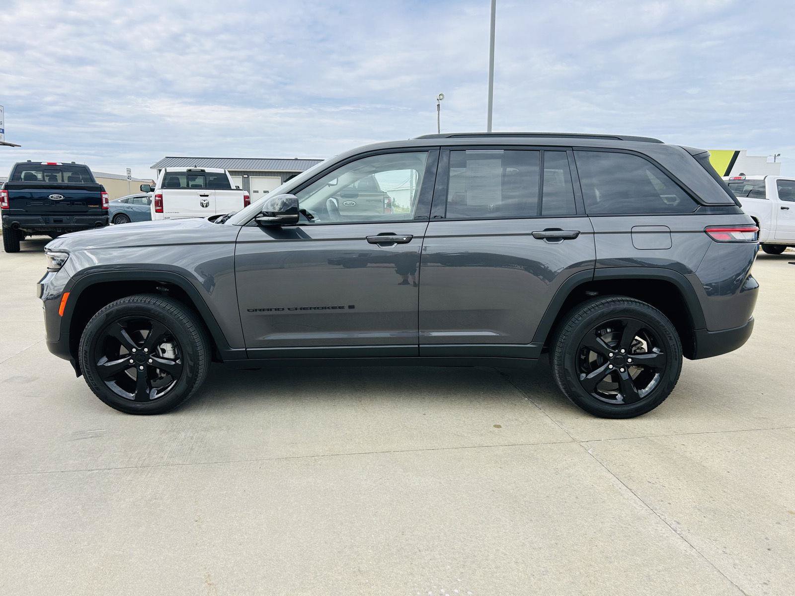 Used 2023 Jeep Grand Cherokee Limited w/ Black Appearance Package AWD/4WD image 38