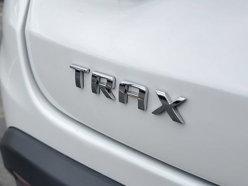 Used 2025 Chevrolet Trax LT FWD image 11