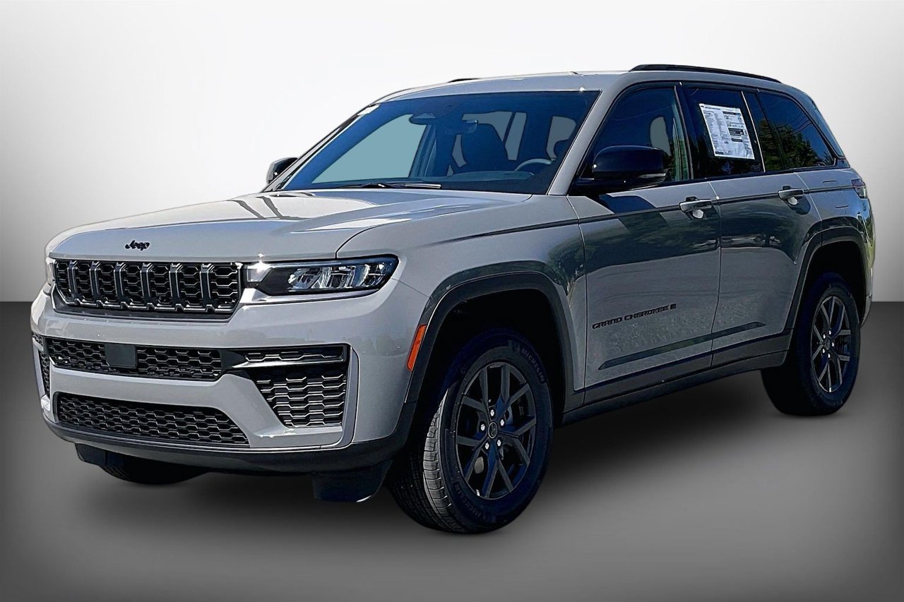 New 2027 Jeep Grand Cherokee Altitude RWD image 4