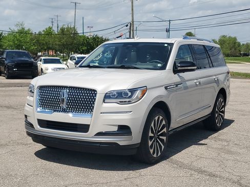 Certified 2024 Lincoln Navigator Reserve AWD/4WD image 3