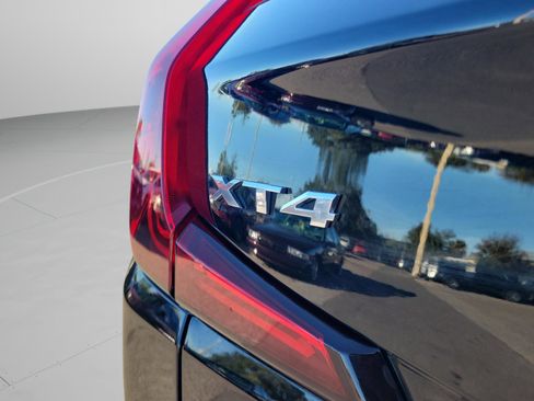 Used 2022 Cadillac XT4 Premium Luxury w/ Enhanced Visibility Package image 8