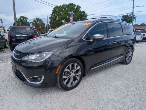 Used 2017 Chrysler Pacifica Limited FWD image 1
