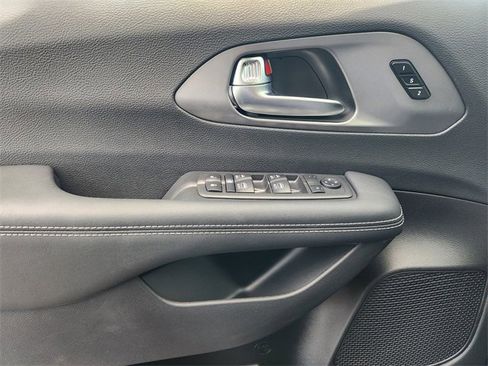 New 2025 Chrysler Pacifica Select image 16