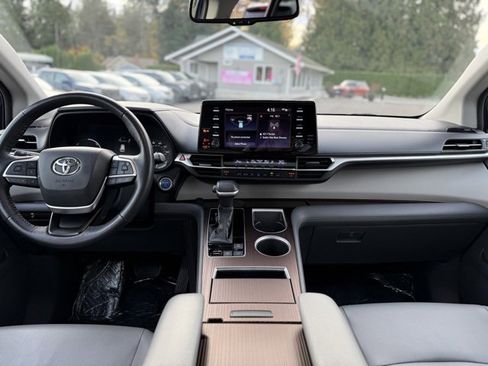 Used 2021 Toyota Sienna XLE image 24