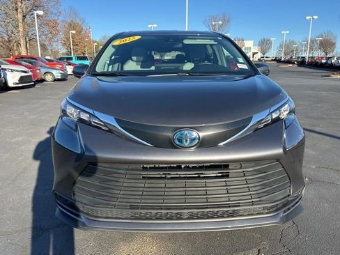 Used 2025 Toyota Sienna LE image 2