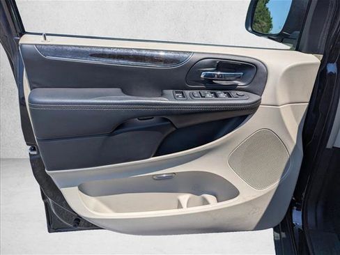 Used 2016 Chrysler Town & Country LX FWD image 21