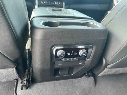 Used 2024 GMC Yukon XL SLT RWD image 25