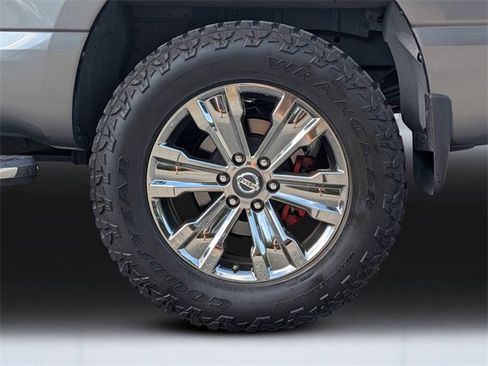 Used 2017 Nissan Titan SV image 9