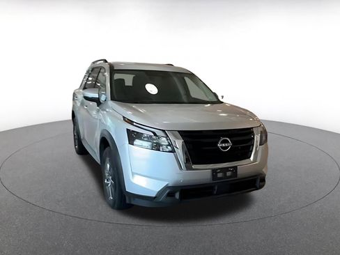 Used 2025 Nissan Pathfinder SV FWD image 3